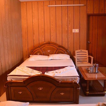 Saravanan Lodge Madrás Habitación foto