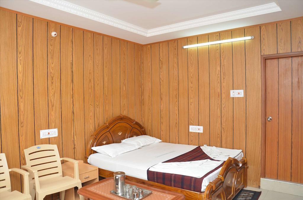 Saravanan Lodge Madrás Habitación foto